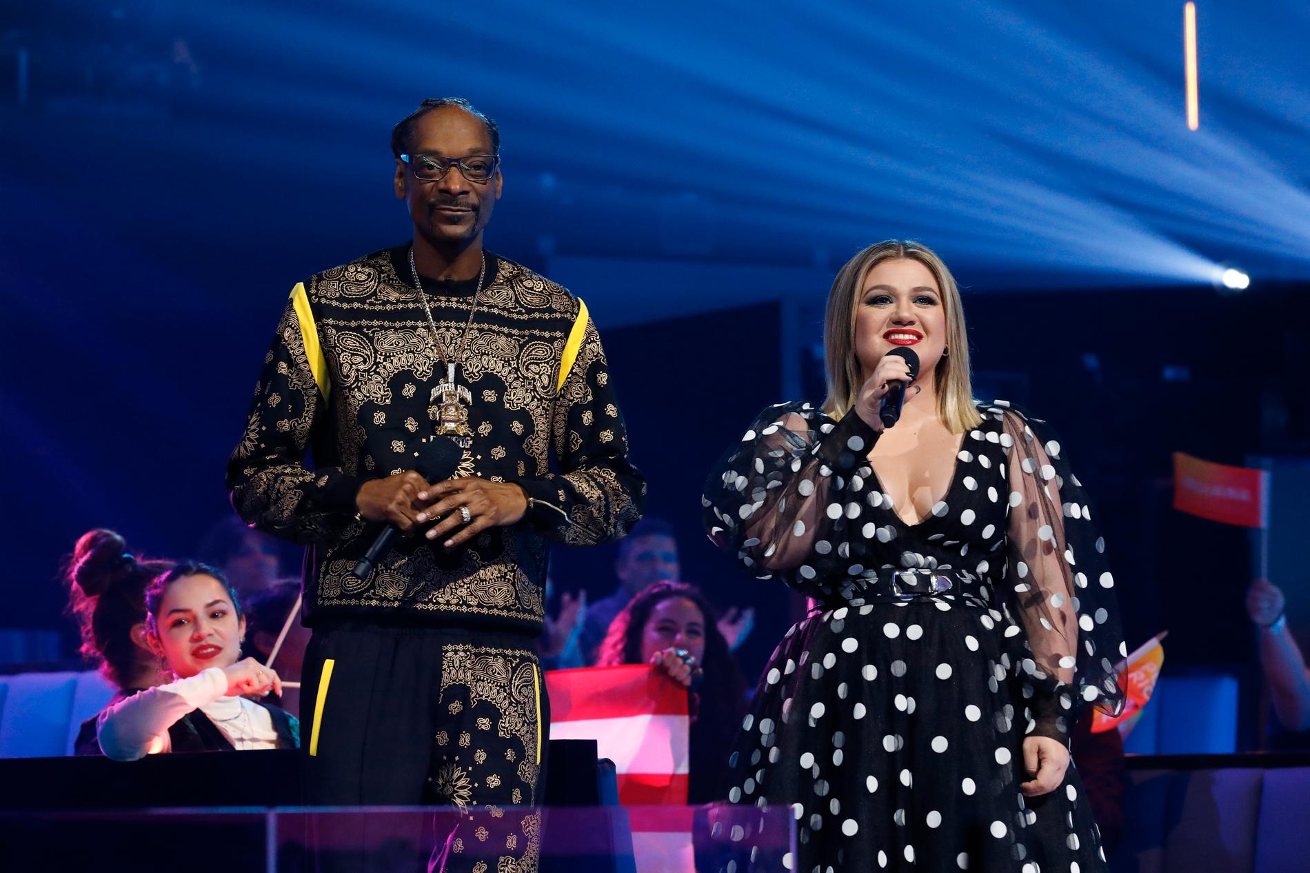  Programledarna Snoop Dogg och Kelly Clarkson, första deltävlingen.