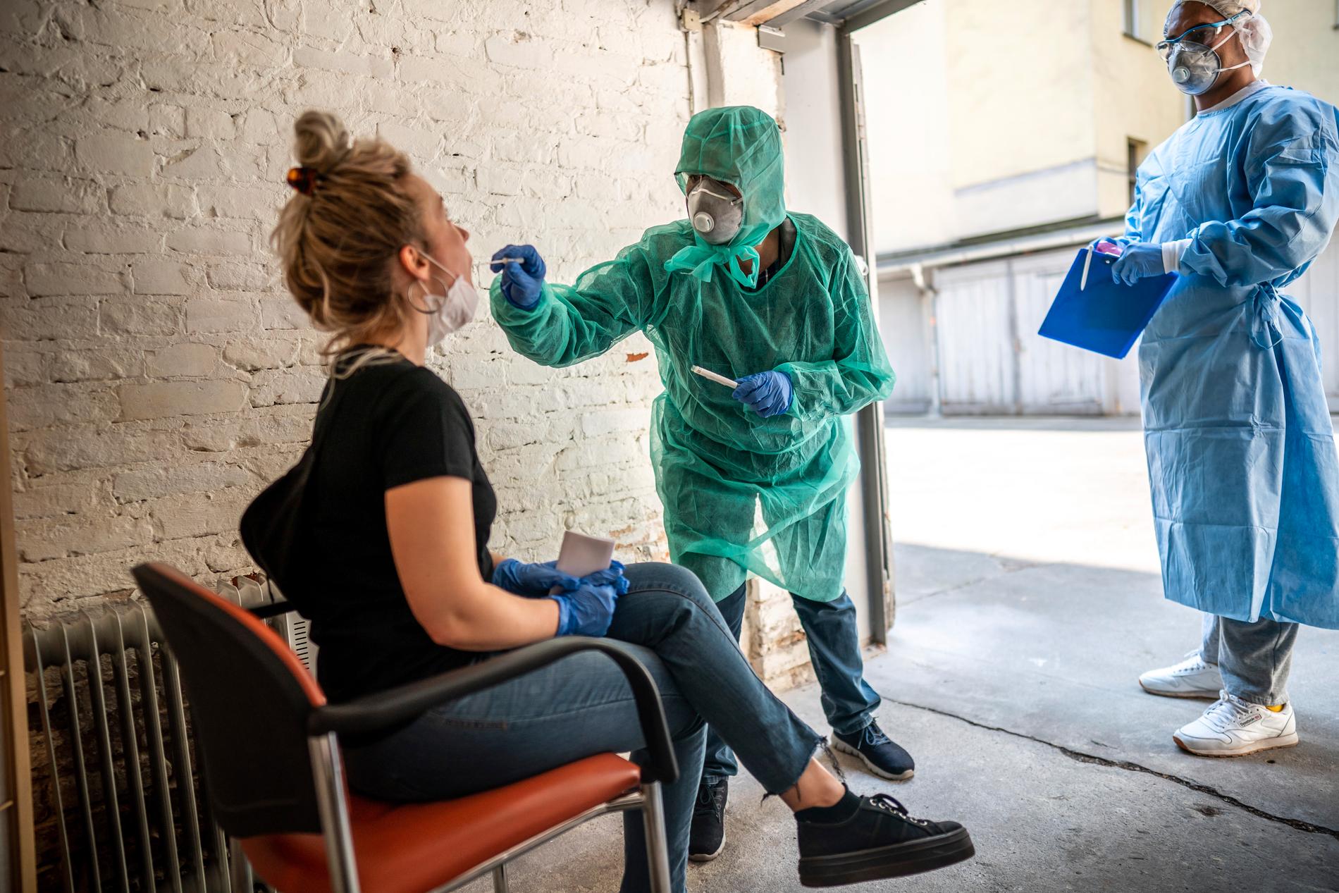 En allmänläkare testar en kvinna i ett garage på bakgården av sin praktik i Kreuzberg, Berlin.