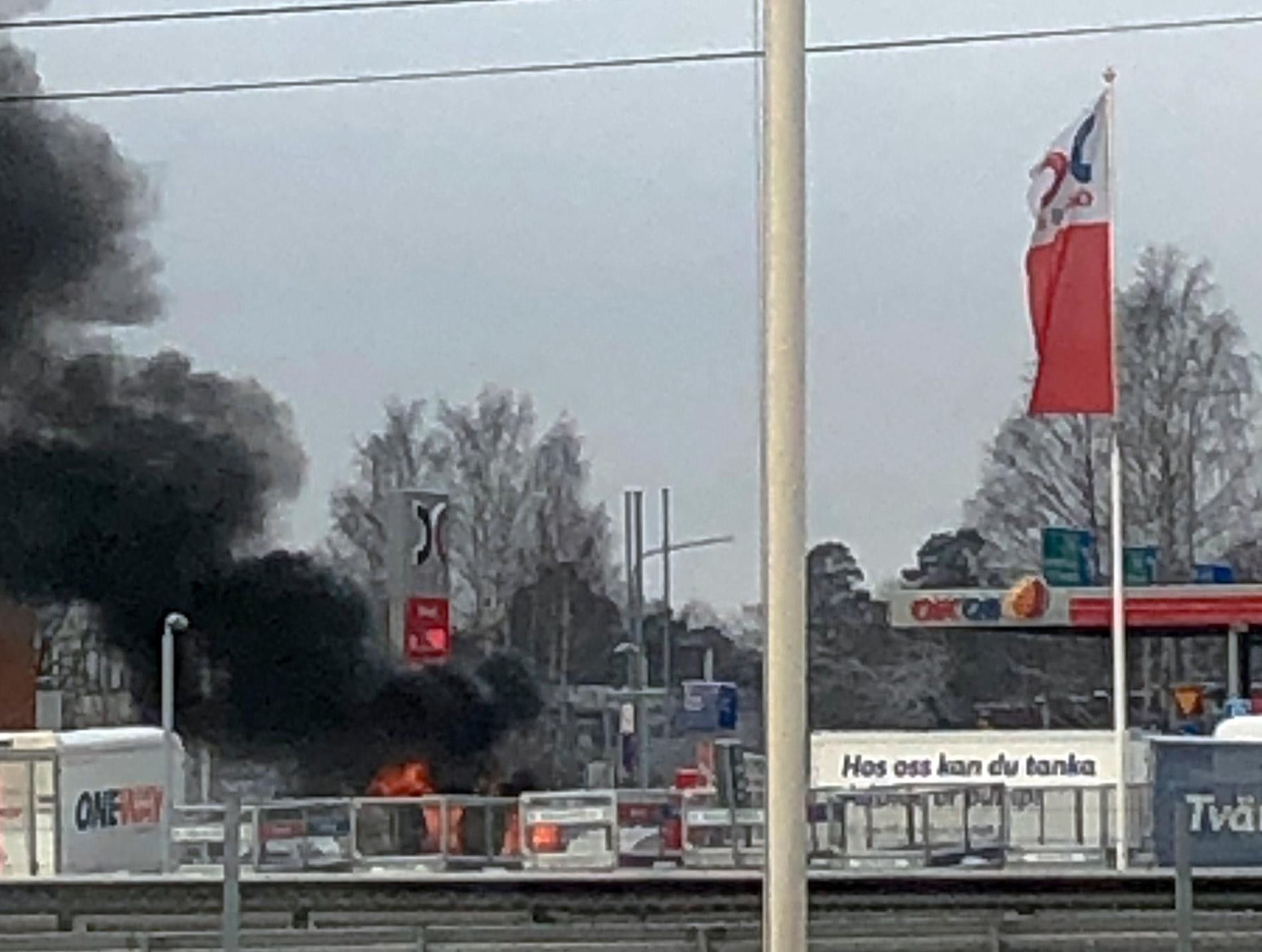 En bil brann vid OKQ8 i Danderyd.