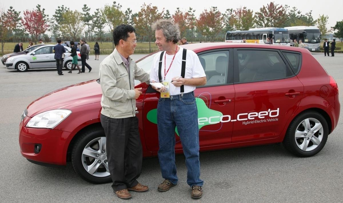 Utvecklingsingenjören In-Tak Kim säger att Kia Ceed får ett helt nytt hybridsystem som Kia utvecklat själv. ”Det blir snålt som Toyota Prius men billigt som Honda Civic.” Det kommer 2011, även till Sverige.
