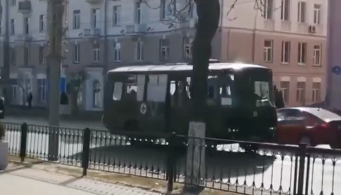 På filmer publicerade i sociala medier syns ryska ambulanser med täckta rutor. 