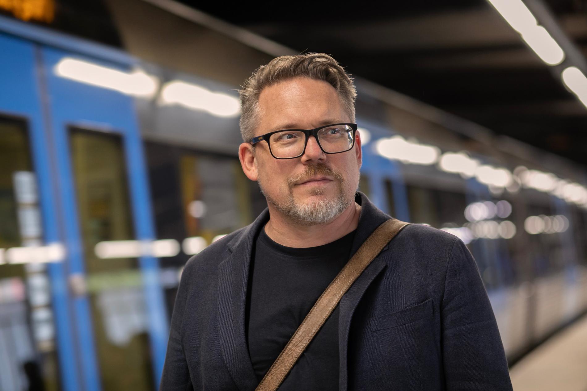 Erik Sandberg är journalist och dokumentärfilmare. 2014 kom hans debutbok ”Lönesänkarna” och han är nu aktuell med ”Väckelsens vår: När Hitler formade Sverige”.