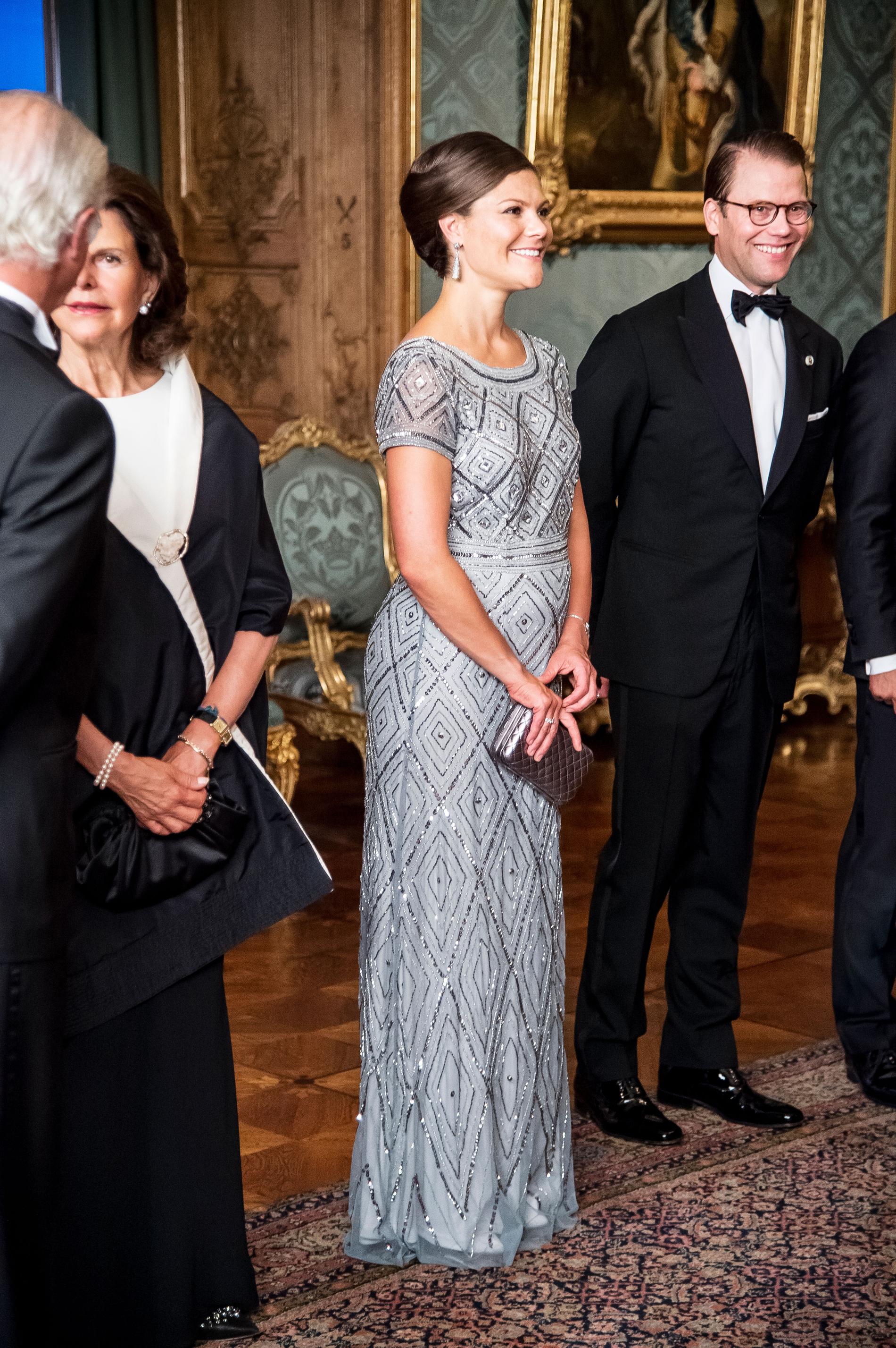Kungafamiljen tar emot gäster från hela landet på den årliga Sverigemiddagen på Stockholms slott. Kronprinsessan Victoria har offentliggjort att hon är gravid med sitt andra barn.