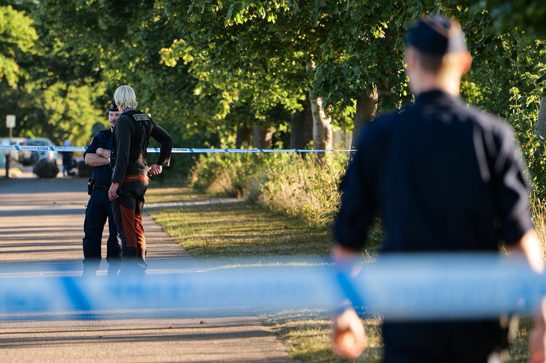 Polisen på plats vid avspärrningarna i Helsingborg där årets 46:e dödsskjutning skedde.