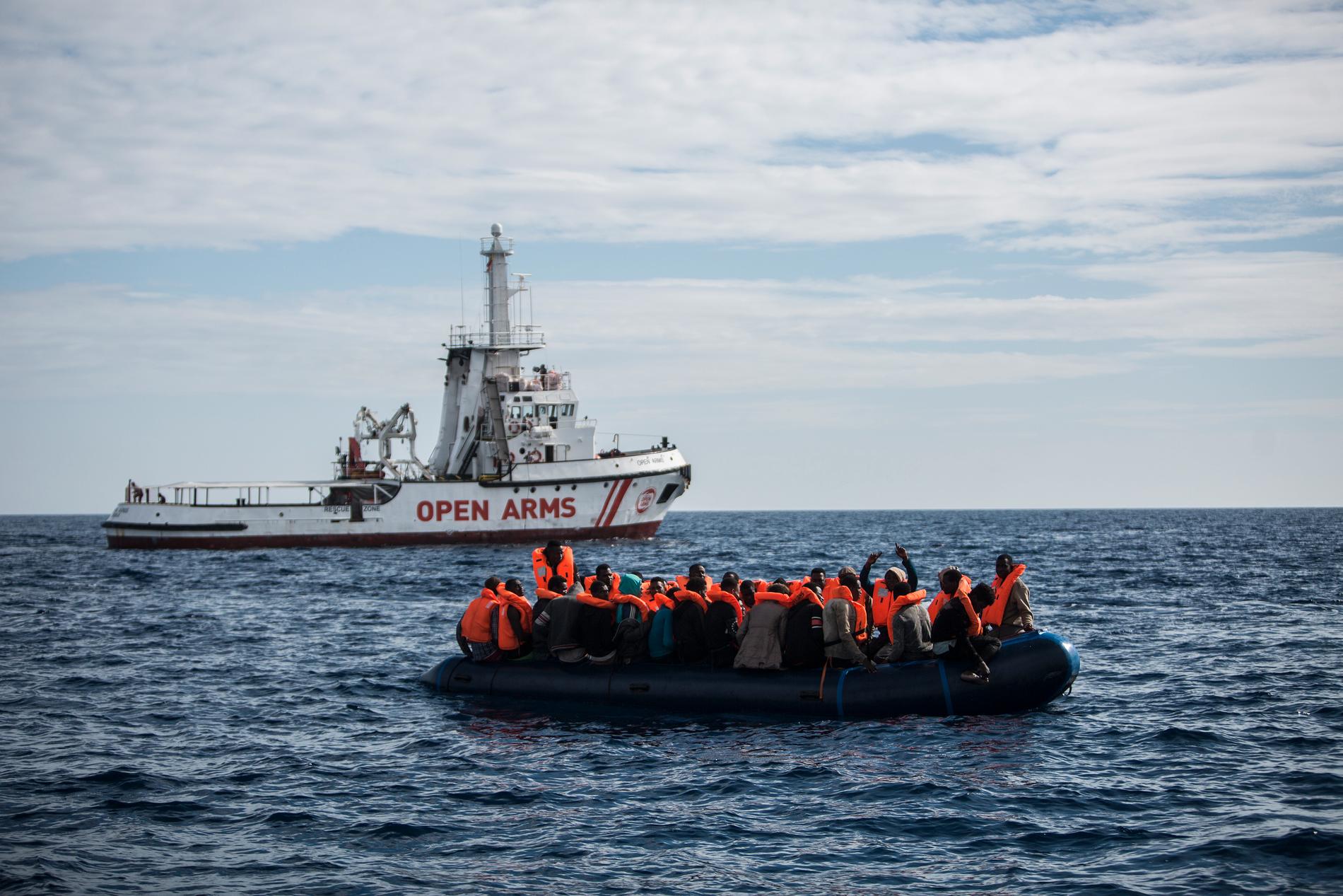 Migranter på väg att bli upplockade i torsdags av den spanska hjälporganisationen Pro Activa Open Arms, 30 sjömil utanför den spanska kusten.