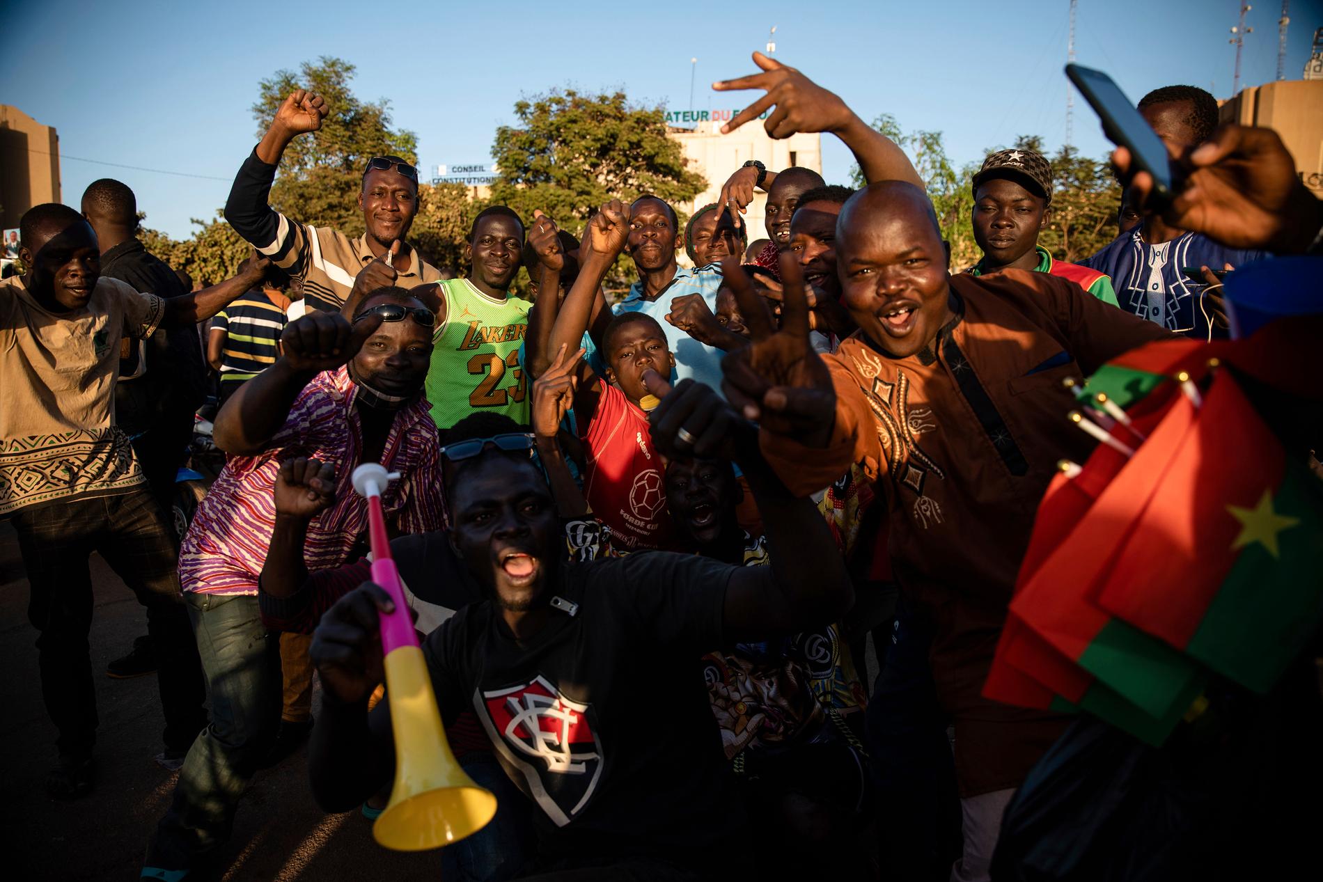 Människor i Burkina Fasos huvudstad Ouagadougou firade på måndagen beskedet att en militärjunta tagit kontroll över landet.