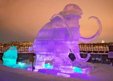 Den här coola mammuten är gjord av is.
