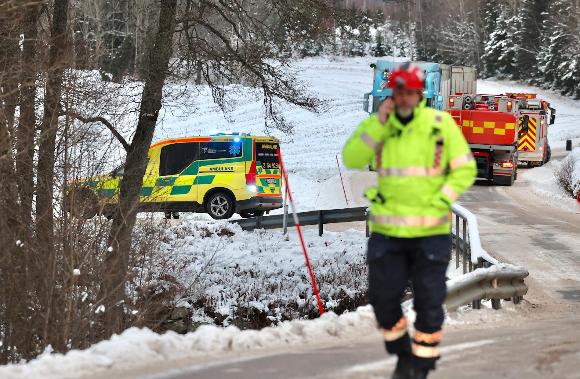 En kvinna körde av vägen och körde ned i Risån, Uddevalla kommun