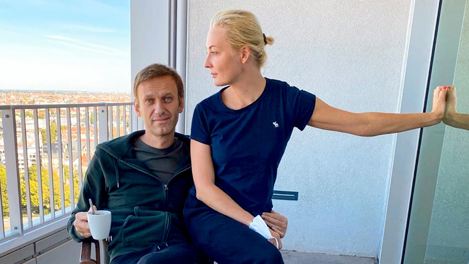 Aleksej Navalnyj tackar sin fru Julia för att ha klarat sig igenom förgiftningen. Bild från sjukhuset i Berlin, utlagd på politikerns Instagram-konto i måndags.