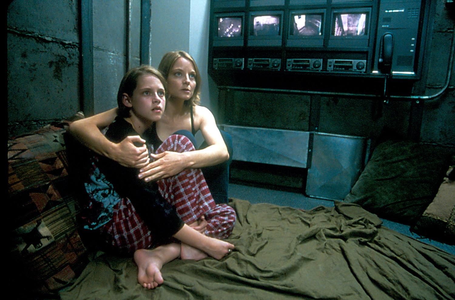 "Panic Room" med Jodie Foster och Kristen Stewart handlar om en mor och en dotter som råkar ut för inbrottstjuvar. Med nöd och näppe lyckas de ta sig till sitt panic room, ett slags skyddsrum.