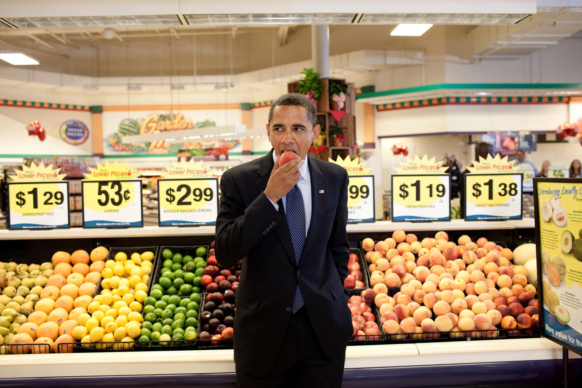 President Obama äter en nektarin på Krogers supermarket i Bristol, Virginia, efter ett möte i stadshuset 2009.