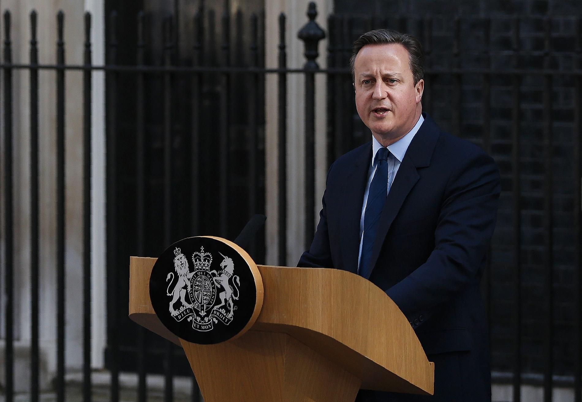 "Storbritannien behöver nytt ledarskap", sa David Cameron och meddelade att han avgår i oktober.