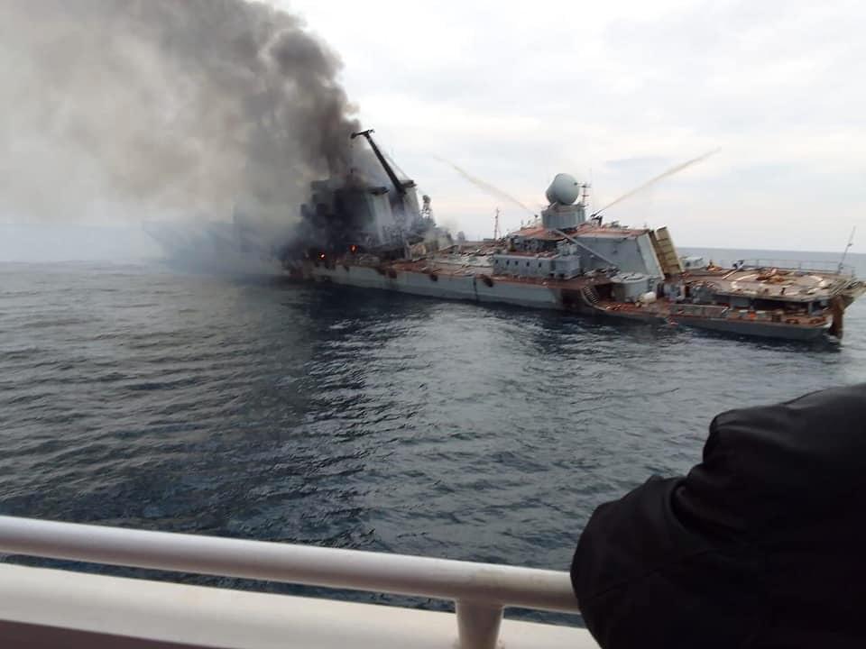 Bild som sägs visa det brinnande fartyget Moskva. 