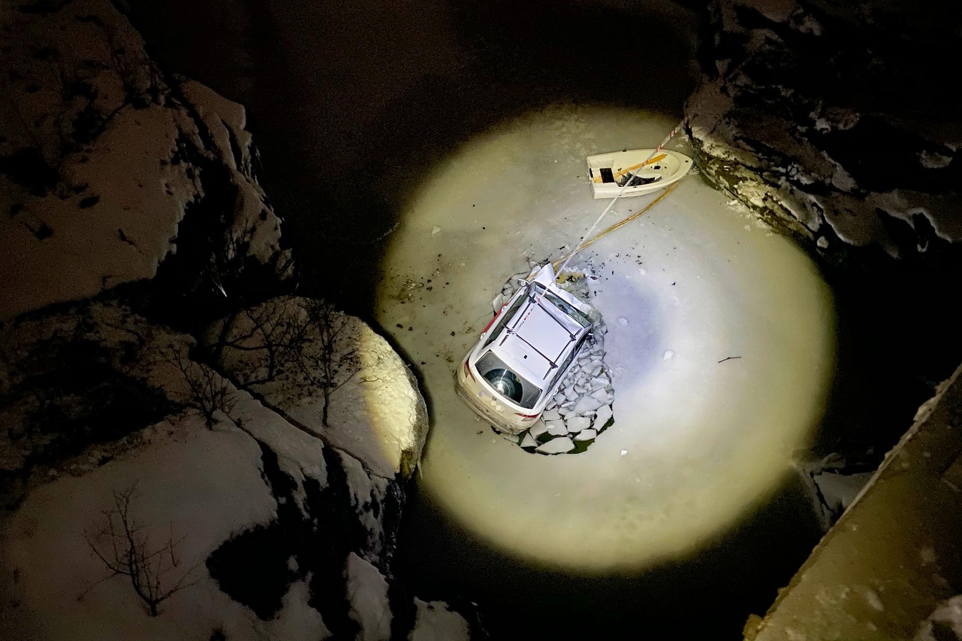 En bil körde av en bro i norra Norge och föll tio meter ned i en älv. De två personerna inuti kunde räddas ur vattnet och har förts till sjukhus.