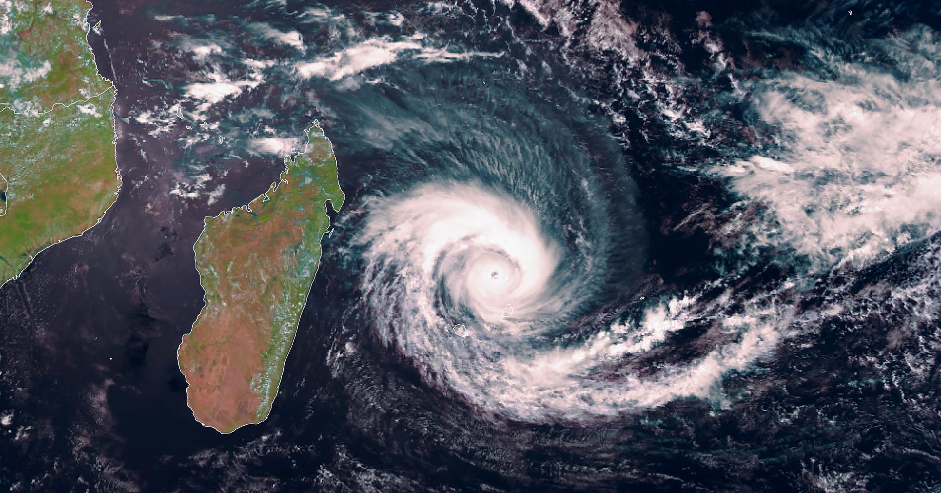 På den här bilden tagen från satelliten Meteosat 8 för en vecka sedan, syns hur cyklonen Batsirai närmar sig Madagaskar från öster. Efter att bilden togs fortsatte cyklonen att öka i styrka, innan den drog in över ön med full kraft i helgen. 