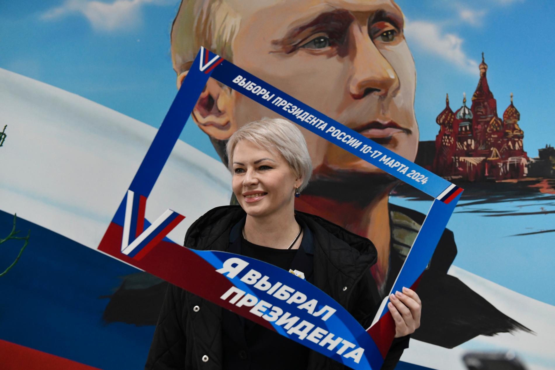 En kvinna poserar med texten ”Jag har valt presidenten” i det nu ryskkontrollerade området Donetsk i Ukraina.
