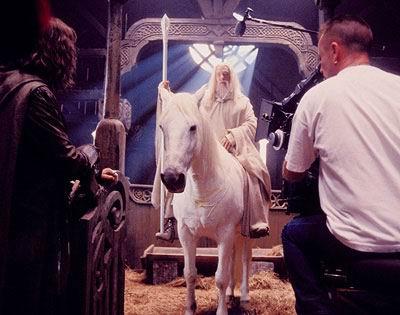 Ian McKellen som Gandalf och Blanco som Skuggfaxe under inspelningen av ”Sagan om ringen”.