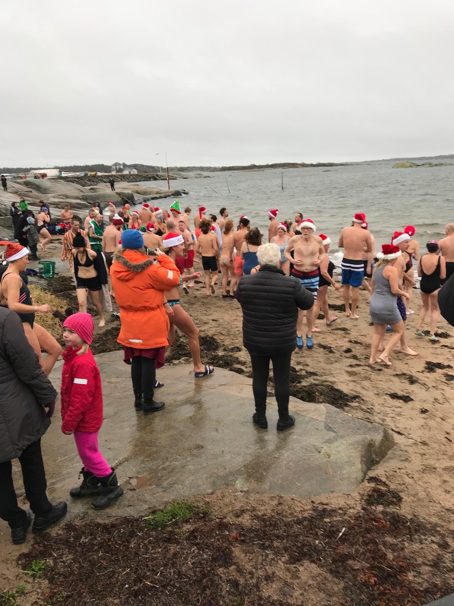 Göteborgs julbadare värmde upp rejält innan det var dags att kasta sig i det iskalla havet.