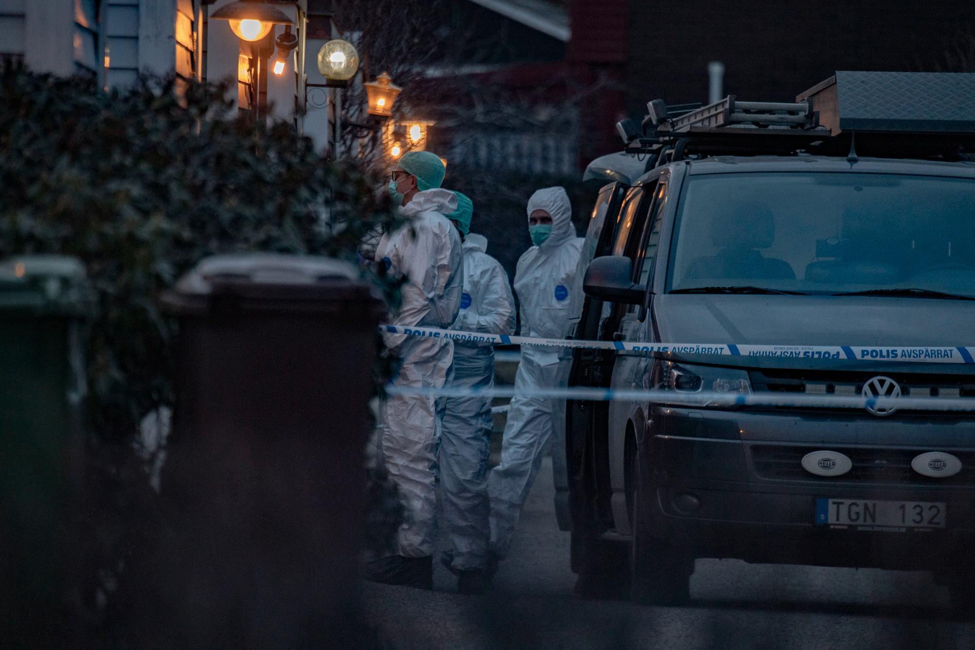 För ett par veckor sedan hittades en död kvinna  i en lägenhet i Järfälla norr om Stockholm. En förundersökning gällande mord är inledd. I Stockholm ökade antalet mord under 2020, i bland annat Malmö och Uppsala minskade de.