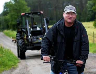 ÄLSKAR SMÅLAND Åke Edwardsson cyklar gärna i skogen när han är hemma i småländska Sävsjö.