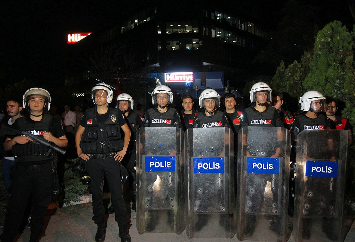 Polisen har omringat Hürriyets redaktion för att hålla demonstranterna borta.