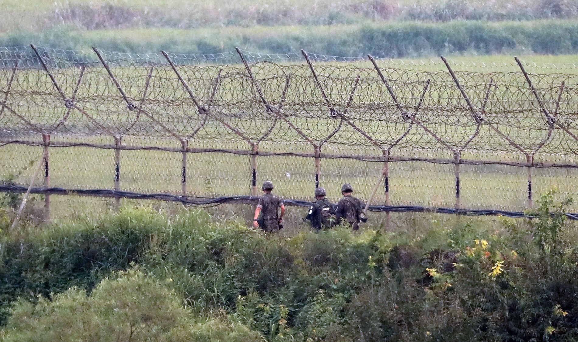 Sydkoreanska soldater patrullerar i närheten av gränsen till Nordkorea på söndagsmorgonen. 