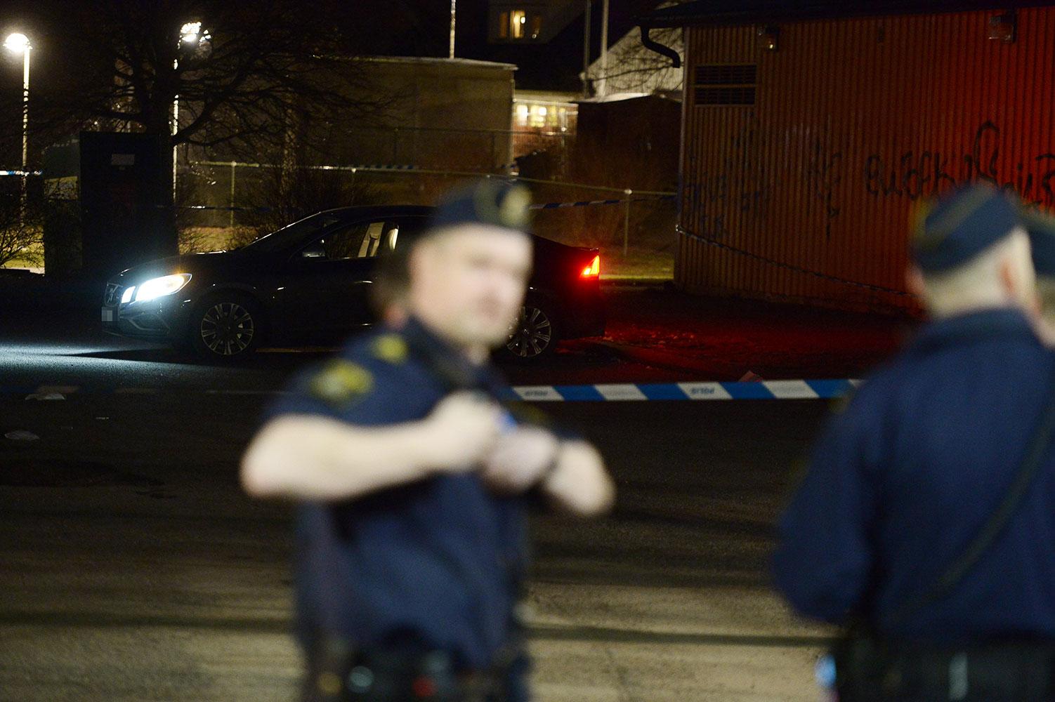 En man sköts i ryggen i Hässelby.