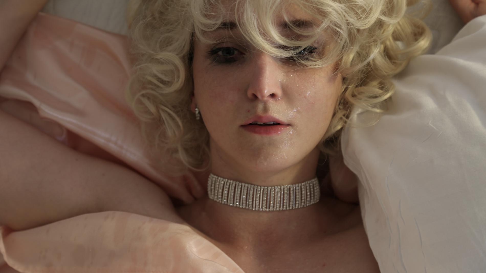 I Poste Restantes ”It’s a tragedy”, som spelas på Hotell Hötorget, dubbleras recensentens upplevelse med Marilyn Monroes tragiska livsslut.