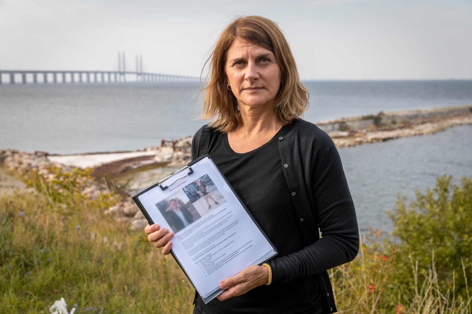 Holgers mamma Birthe har åkt till Sverige för att leta efter sin son.