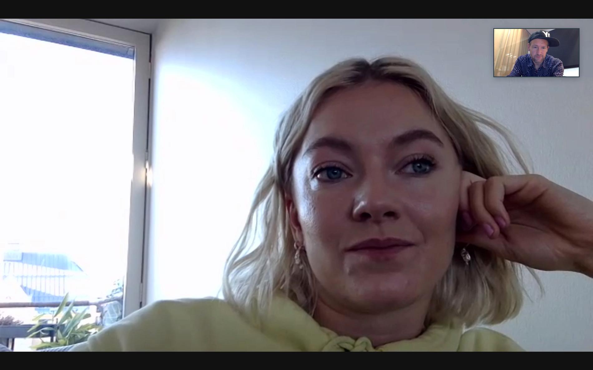 Astrid S över video från sitt hem i Oslo inför releasen av debutalbumet intervjuad av Aftonbladets Tobbe Ek 