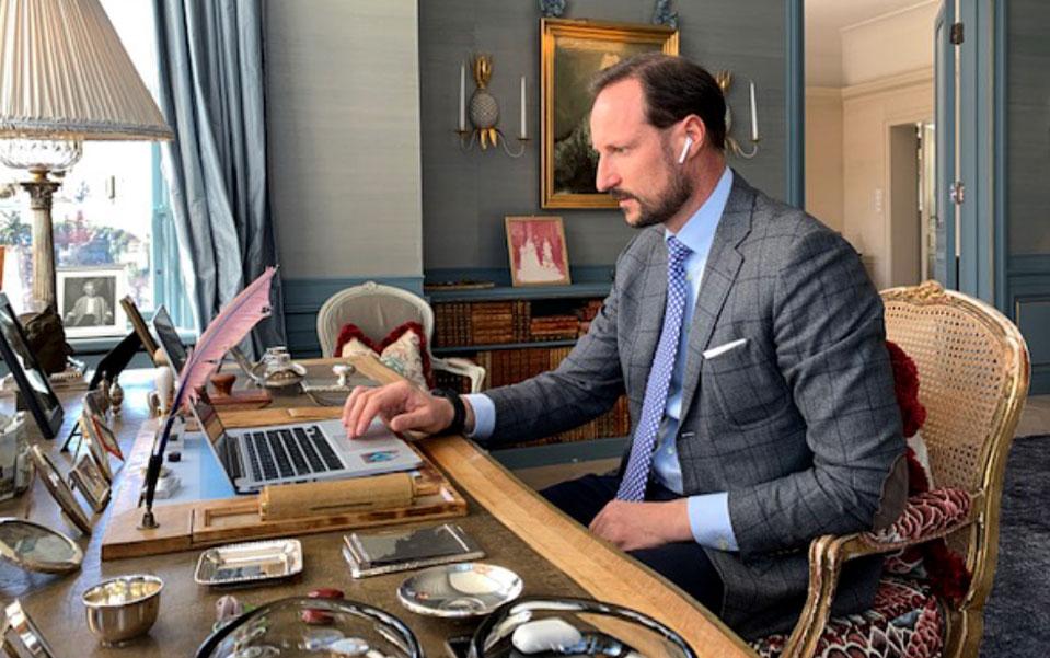Kronprins Haakon i digitalt möte med chefer och anställda på Helsedirektoratet.