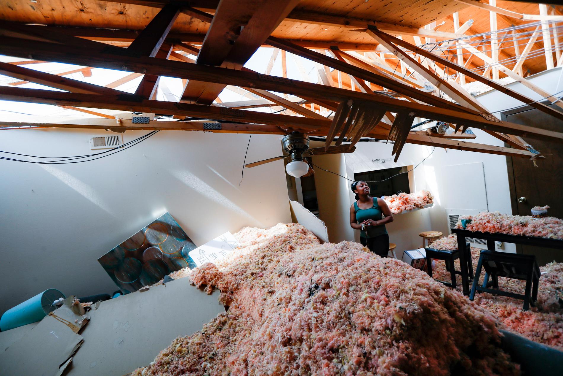 Erica Bohannon visar journalister runt i sin förstörda lägenhet. Hon gömde sig i en garderob tillsammans med sin son och sin hund medan en tornado slet taket av huset i Trotwood, Ohio.
