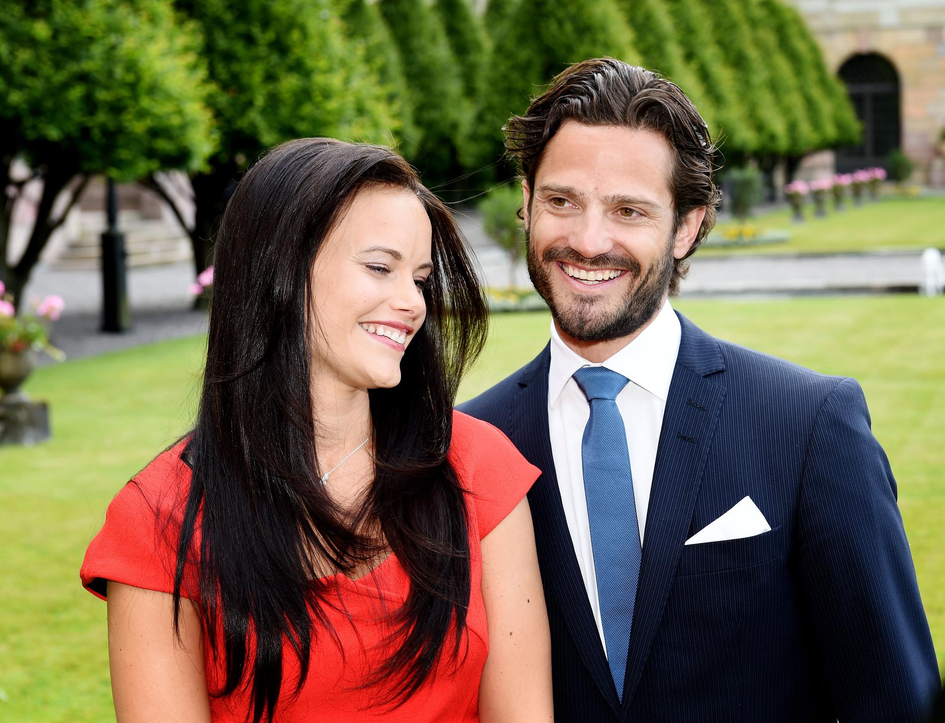Efter över fyra år tillsammans berättade Sofia Hellqvist och Prins Carl Philip att de tänker gifta sig sommaren 2015. Sofia Hellqvist har haft en krokig väg in i kungafamiljen efter att ha deltagit i dokusåpan ”Paradise hotel” och vikit ut sig i herrtidningen Slitz.