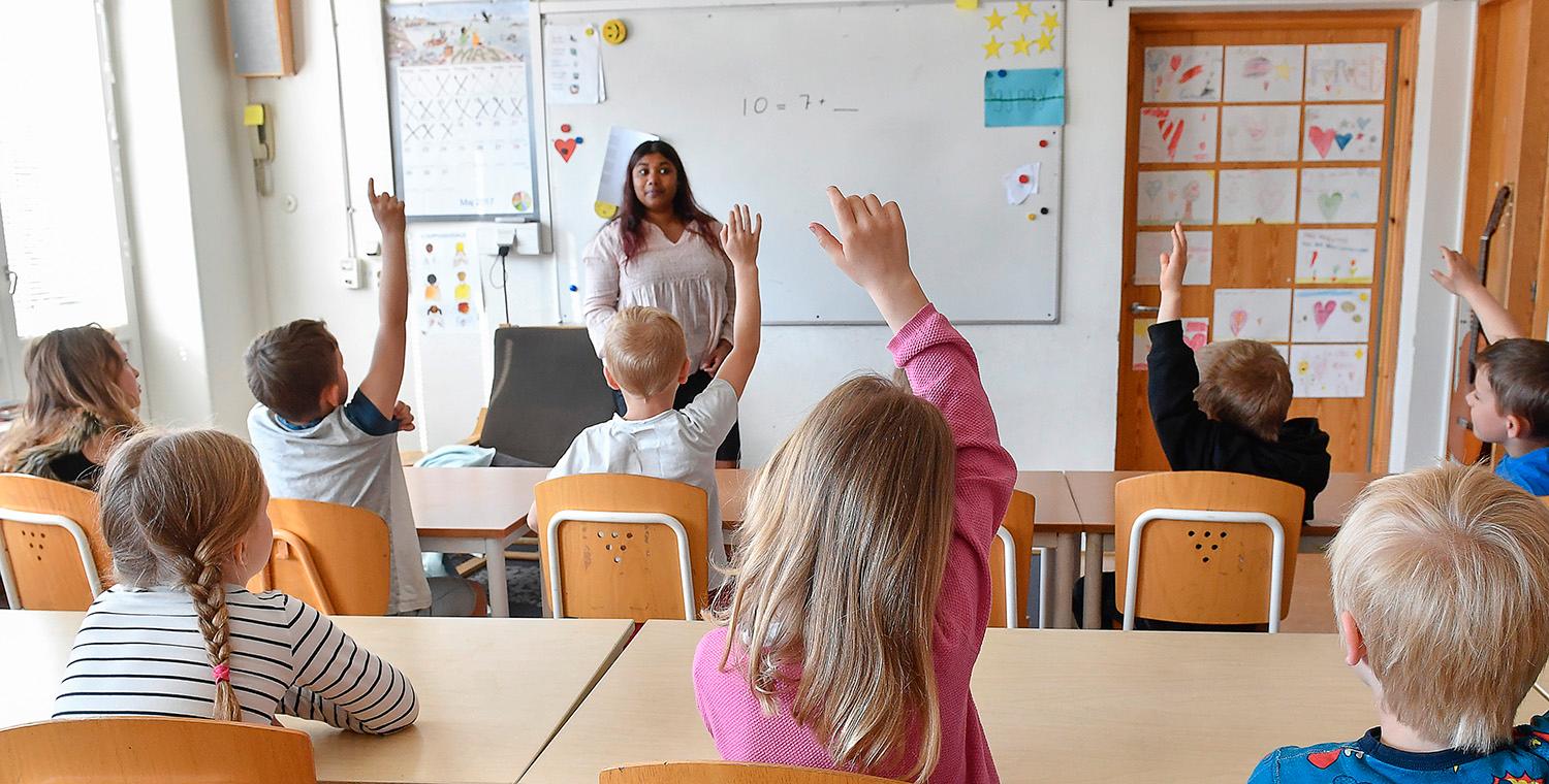 ”En återgång till en mer traditionell lärarroll kräver en återreglering av till exempel lärares undervisningstid”, skriver Marcus Larsson och Åsa Plesner från Tankesmedjan Balans.