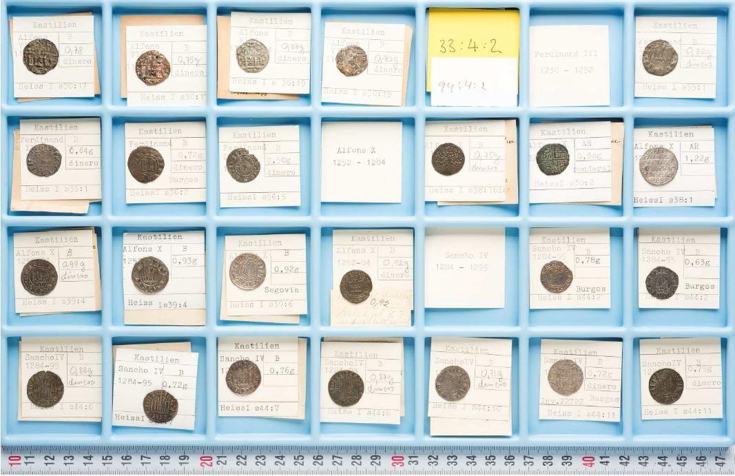 Mynten på kabinettet sorteras efter geografiskt präglingsområde, kronologisk präglingstid och myntherrar. Bild från polisens förundersökningsprotokoll.