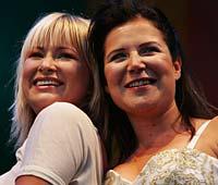 TOG HEM SHOWEN Nina Inhammar och Kim Kärnfalk hade fått i uppdrag att sjunga årets officiella Pridelåt. Men det största jublet bröt ut när de sjöng schlagerdängan ”Lyssna till ditt hjärta”.