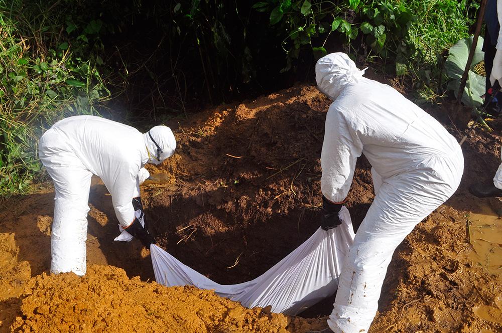 En ebolasmittad kropp begravs.