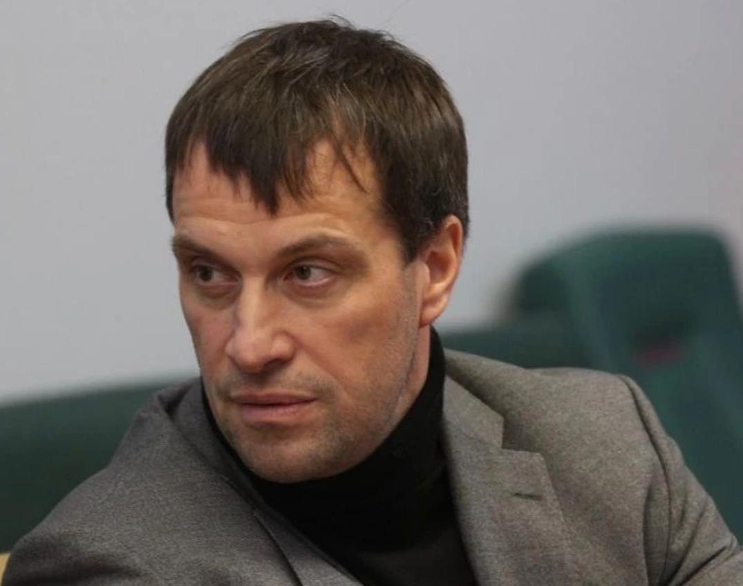 ”Om hon inte var min dotter skulle ingen vara intresserad av att intervjua henne”, säger ryske senatorn Eduard Isakov, 48, till BBC.