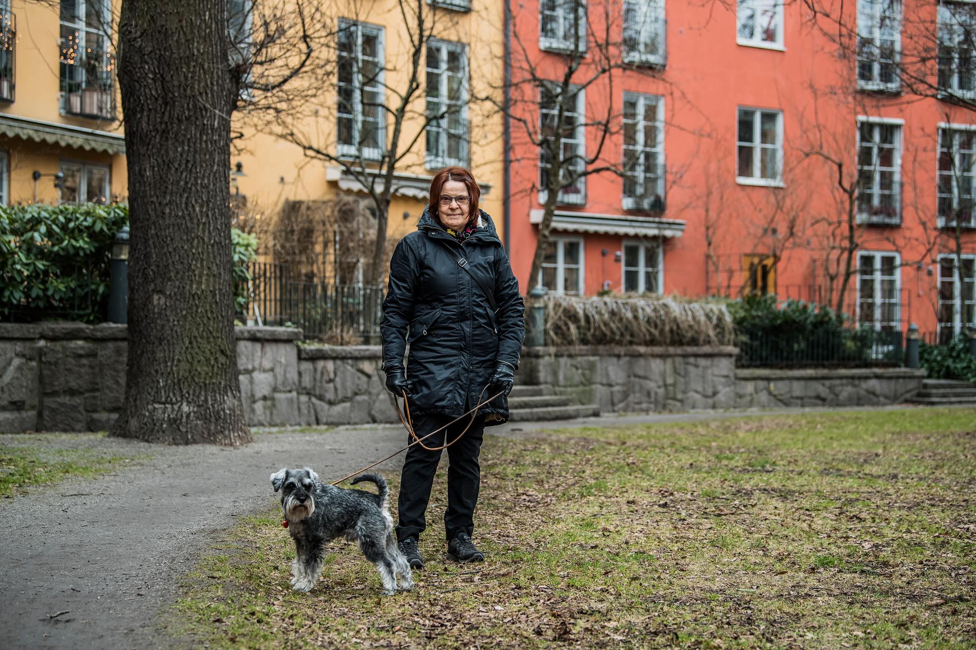 Under promenaderna med Morris har Anette blivit medveten om hur öppna andra hundägare är – och hur många som delar hennes erfarenheter.