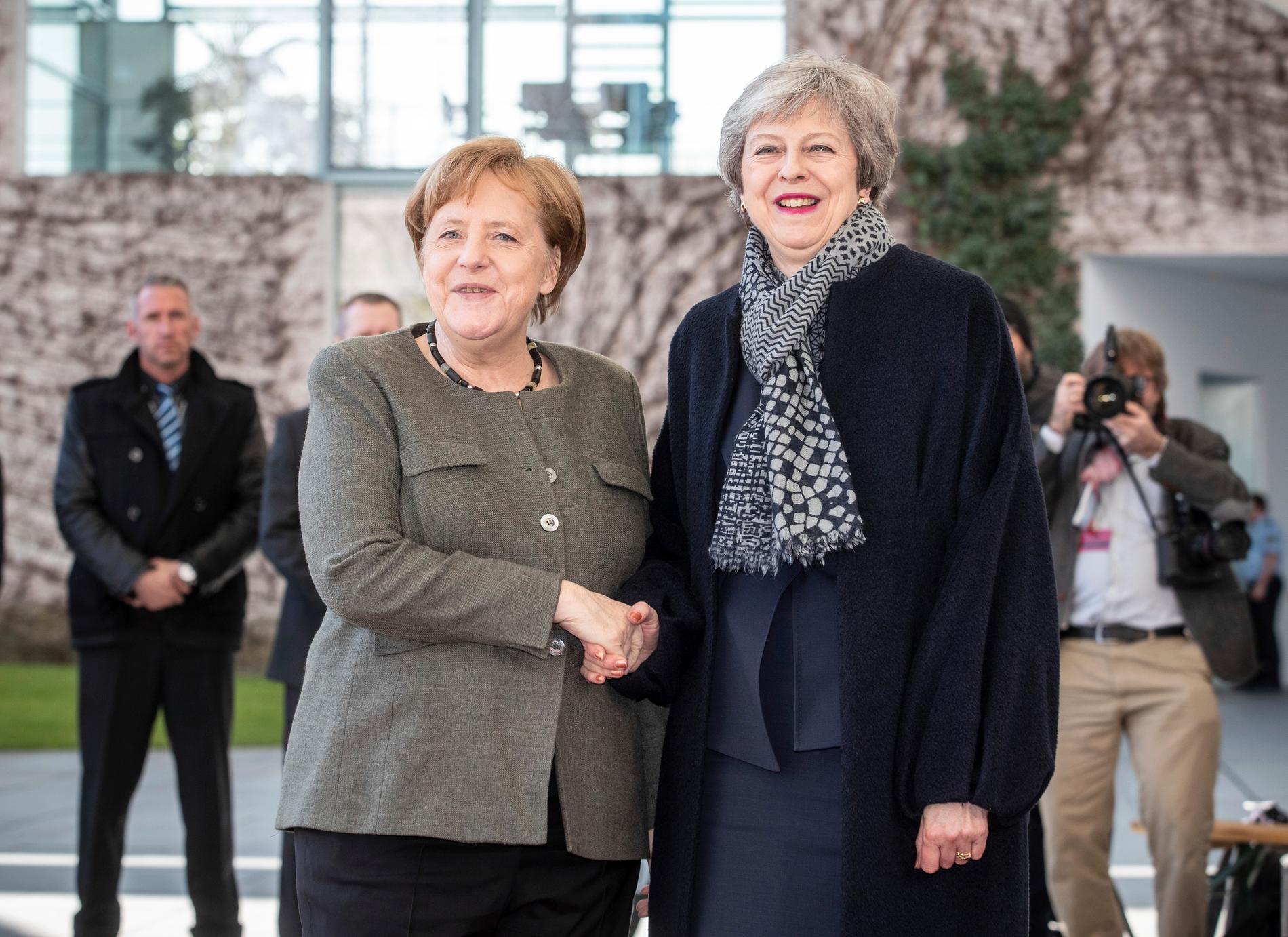 Tysklands förbundskansler Angela Merkel tar emot Storbritanniens premiärminister Theresa May i Berlin.