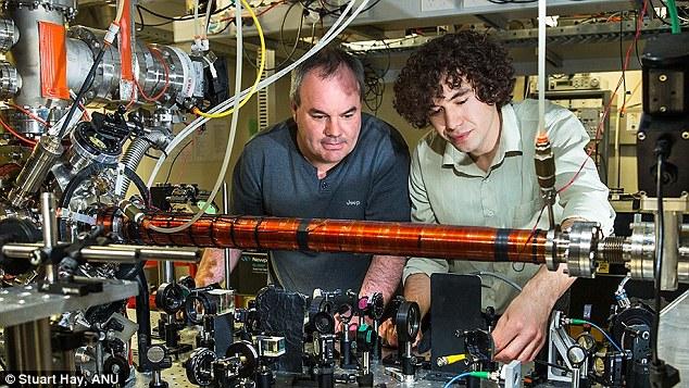 Fysikern Andrew Truscott och fysikstudenten Roman Khakimov på Australian National University.