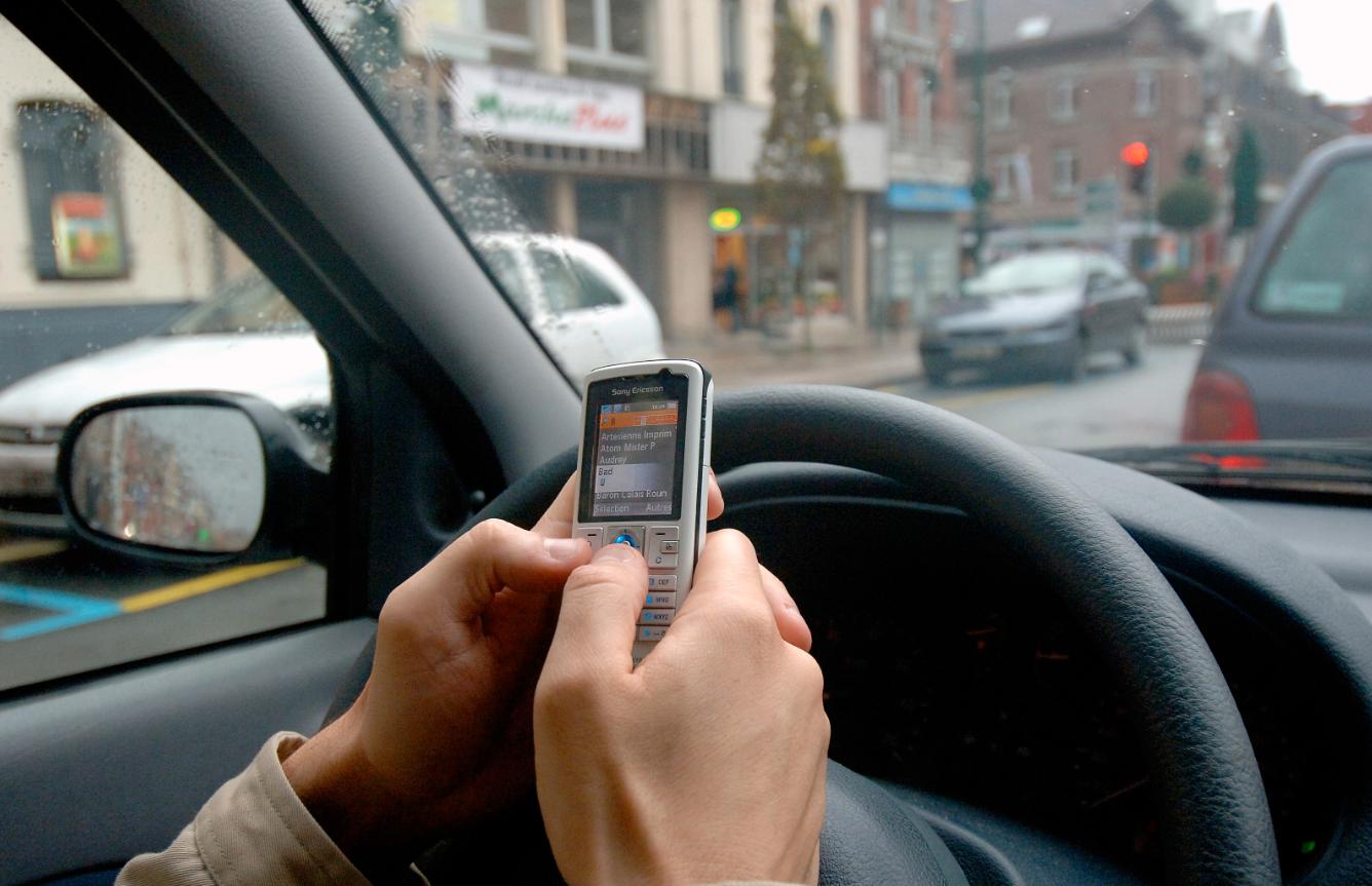Livsfarligt Enligt en ny undersökning har kombinationen bilkörning + sms-skrivande kostat 16 000 liv i USA mellan 2001 och 2007.