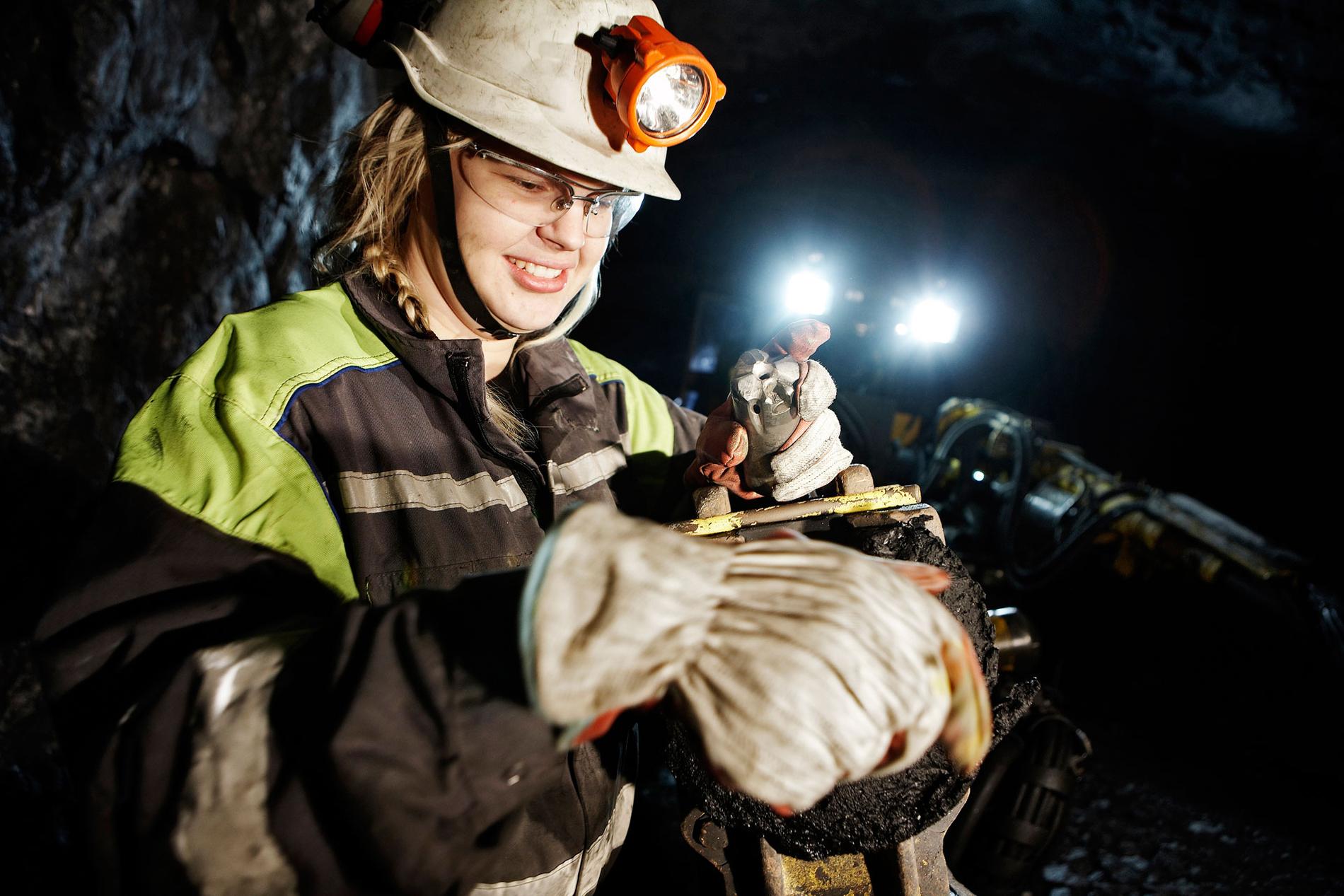 Det kommer råda brist på gruvarbetare i år. Emma Kiviniemi arbetar i Kiirunavaaragruvan i Kiruna. ”Jag har alltid sökt efter utmaningar, det var därför jag valde att jobba i gruvan”, säger hon.