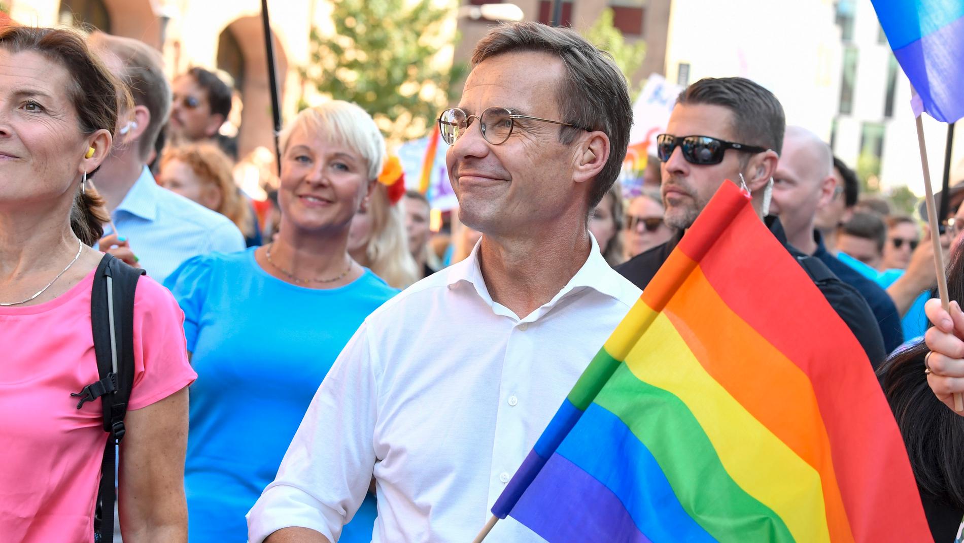 Statsminister Ulf Kristersson (M) under Prideparaden i Stockholm i augusti. Arkivbild.