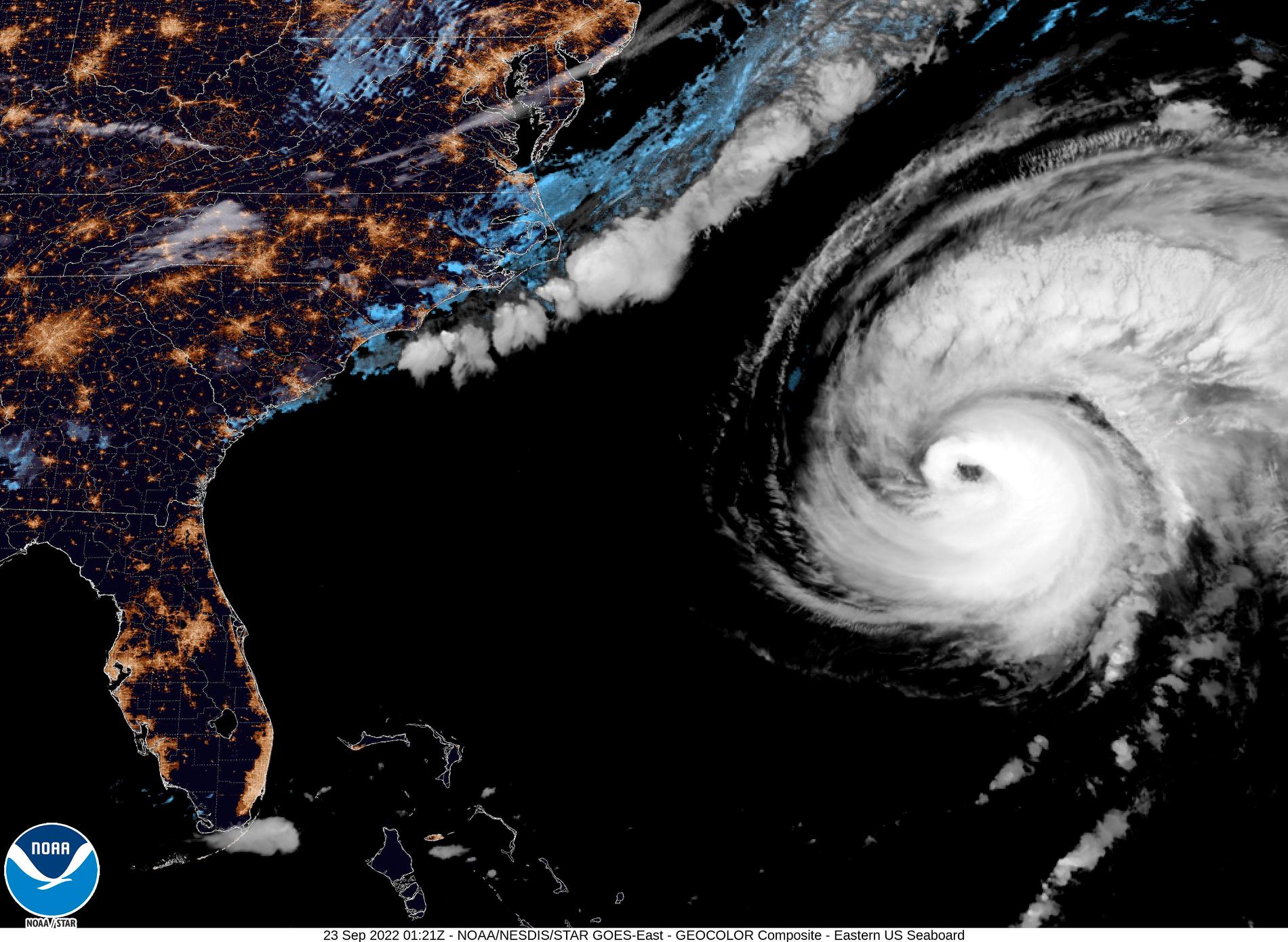 Fiona svepte fram över Atlanten utanför USA, här på en satellitbild som togs natten till fredag. Nu har ovädret fortsatt norrut mot Kanada.