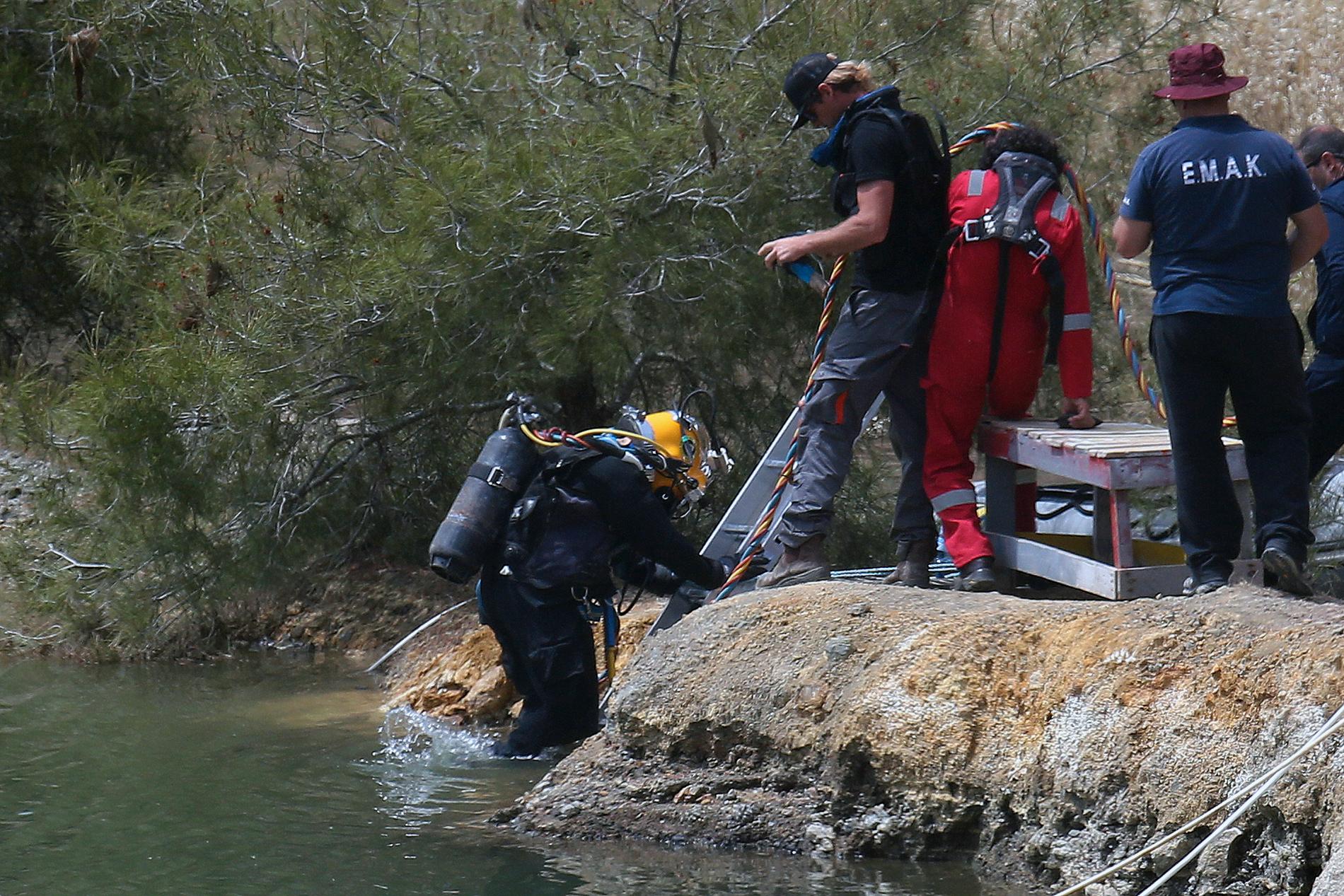 En dykare påväg ner i vattnet för att söka efter kroppar utanför staden Nicosia, Cypern. 