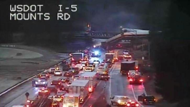 Ett tåg har spårat ur på en järnvägsbro i Pierce County, Washington State. 