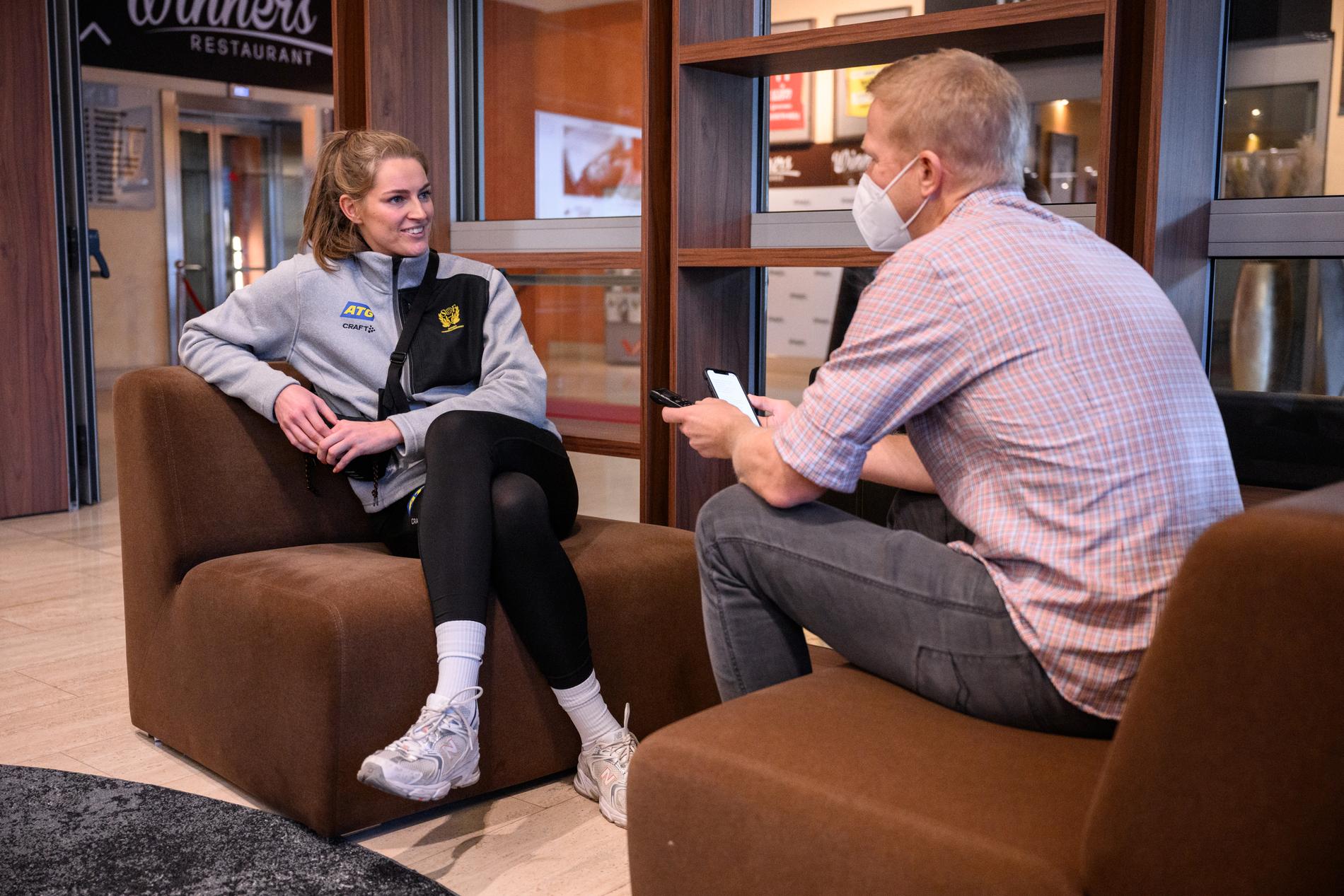 Kristin Thorleifsdóttir intervjuas av Sportbladets Johan Flinck i Ljubljana.