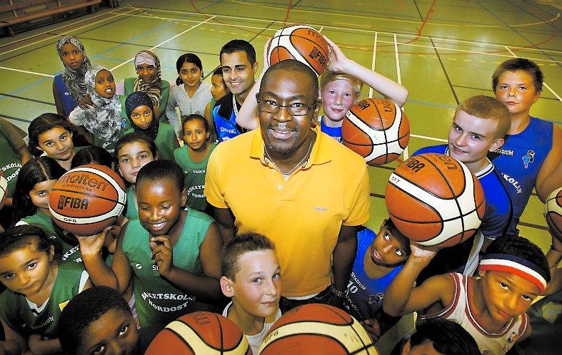 Moussa Diayes från Gävle. Flera hundra ungdomar tränar basket med Moussa – men först måste de göra sina läxor. Drömmen är en ny idrottshall där ungarna också ska kunna läsa sina läxor i lugn och ro, säger han.