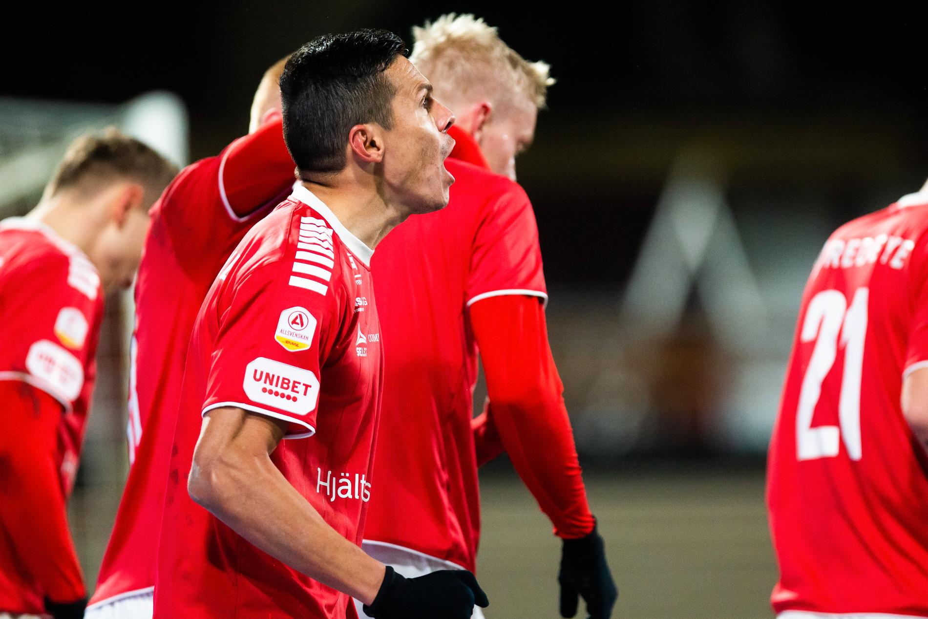 Kalmar jublar efter sitt omdiskuterade 3–1 mot J-Södra.